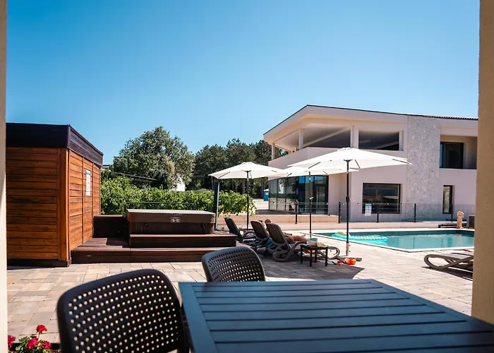 Vsg - 200m From Beach, Pool, Sauna & Jacuzzi